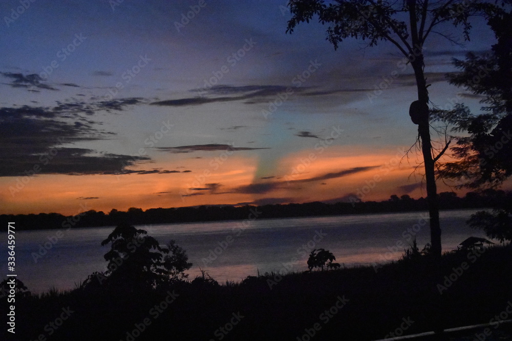 Obraz premium sunset on the lake