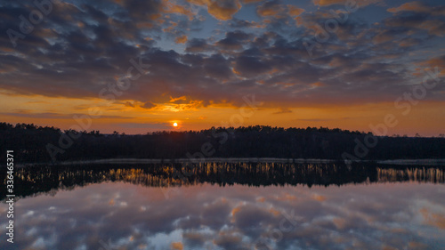 Fototapeta Naklejka Na Ścianę i Meble -  Jezioro. Zachód słońca nad jeziorem i lasem. Warmia i Mazury. Polska 