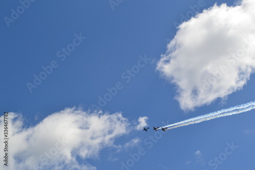 sky, airplane, plane, blue, aircraft, flight, jet, clouds, flying, travel, air, cloud, fly, trail, transportation, aviation, white, transport, glider, contrail, aeroplane, airport, airliner, landing