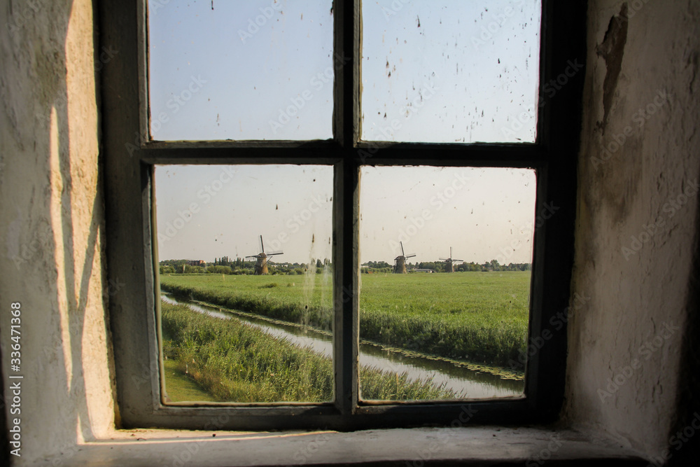 Fototapeta premium Kinderdijk mills through the window
