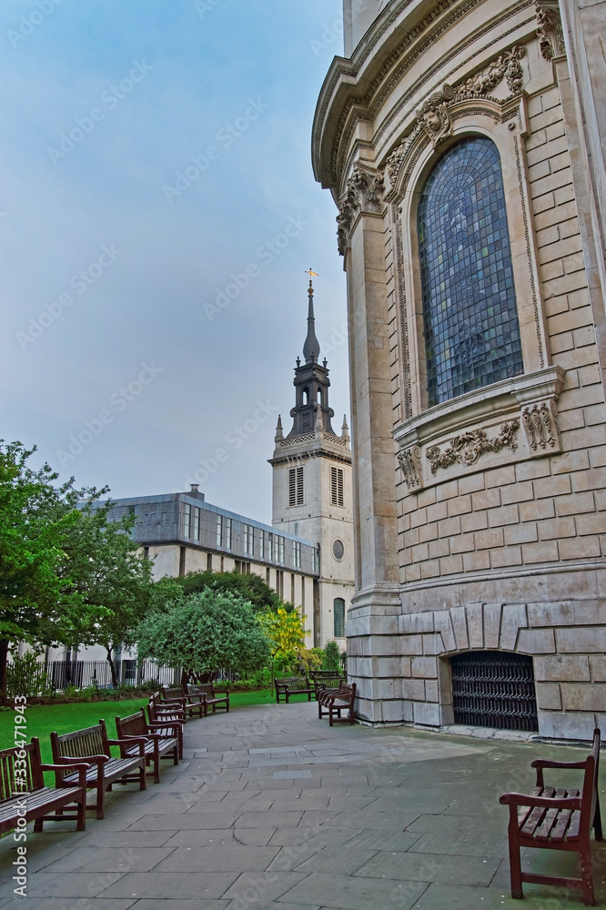 Obraz premium St Lawrence Jewry next Guildhall church at City of London