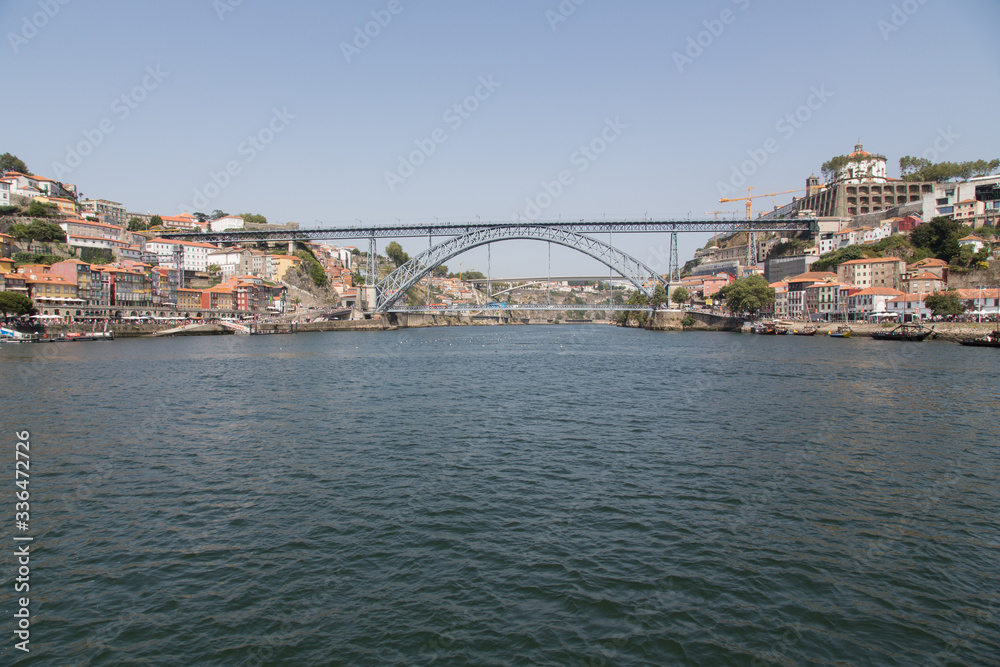 Porto, Portugal: Die eiserne Brücke Ponte de Dom Luis I verbindet die Altstadt mit dem Viertel Vila Nova de Gaia