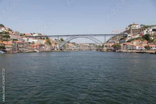 Porto, Portugal: Die eiserne Brücke Ponte de Dom Luis I verbindet die Altstadt mit dem Viertel Vila Nova de Gaia