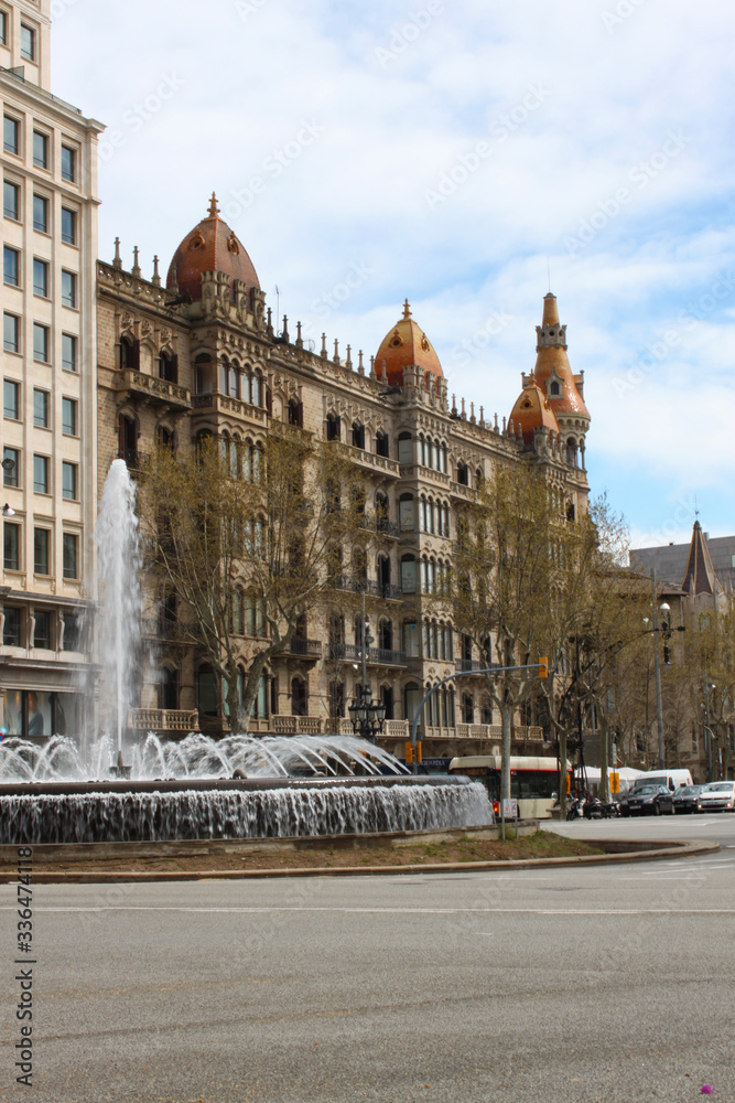 fontana e vista esterno casa per le vie di Barcellona