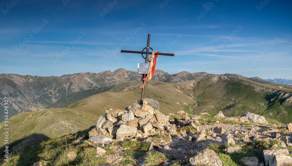 Paisaje montañoso de la  cumbre de la montaña del Costabona de los pirineos con cruz  en su cima (Cataluña, España).