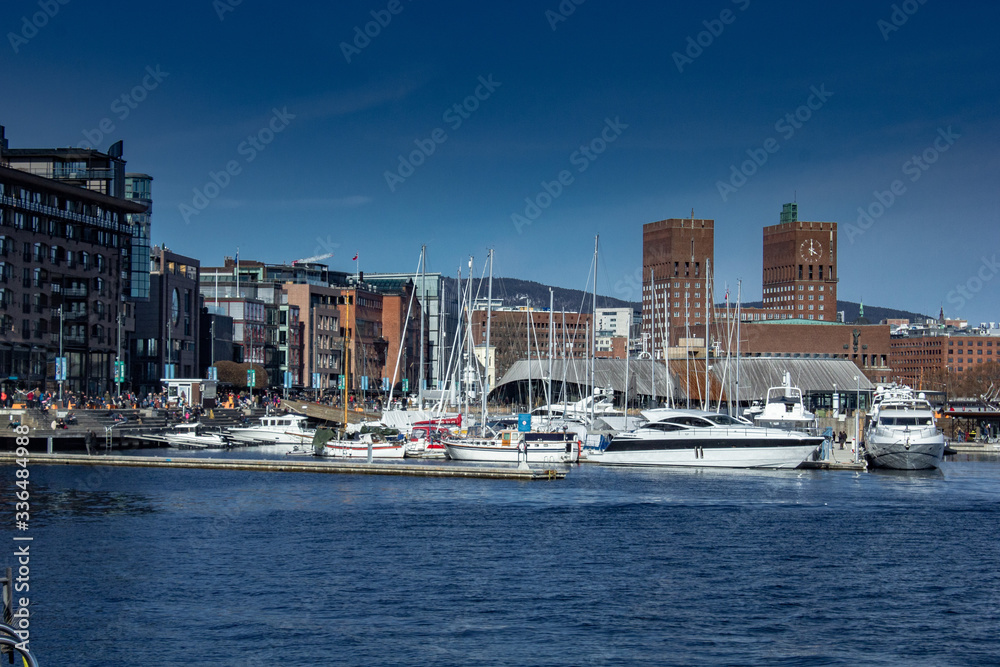 Obraz premium Oslo, Norway in early spring with clear skies and buildings