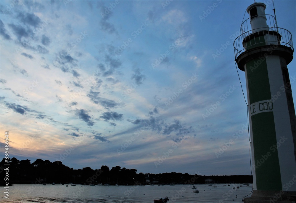 Obraz premium Lighthouse at sunset in Benodet, Brittany, France