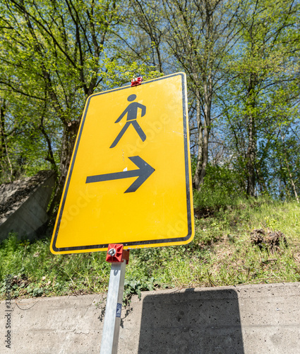 Schild Fußgänger andere Straßenseite benutzen photo