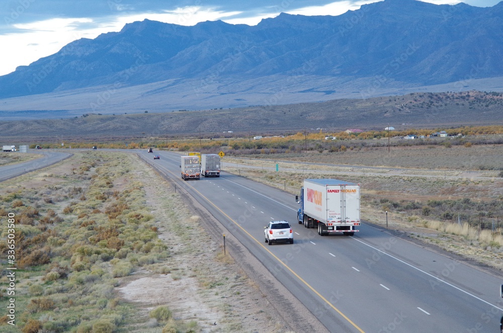 Ciężarówka na autostradzie w górach USA Utah