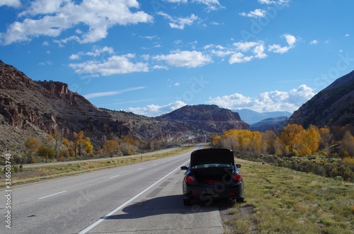 samochód na górskiej drodze w Utah