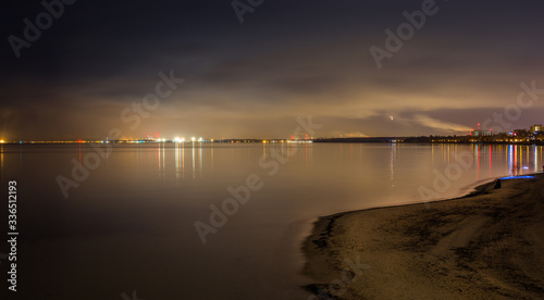 Morze Bałtyckie widziane nocą z panoramą Gdańska