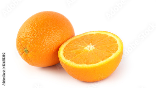 Апельсины на белом фоне 