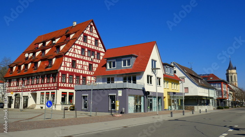 Stadtansicht im Zentrum von Balingen mit schönem Fachwerkhaus und Stadtkirche unter blauem Himmel