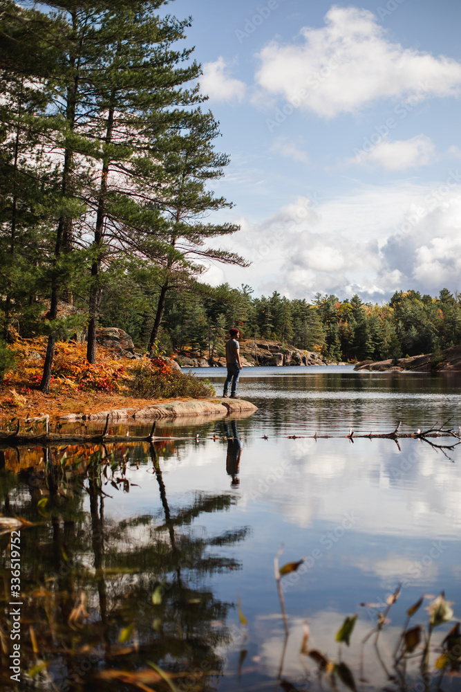 Fototapeta premium Homme au bord du lac à l'automne en Ontario 
