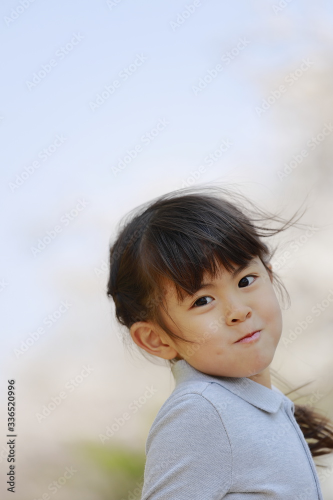 幼児(5歳児)と桜 幼児(5歳児)と桜