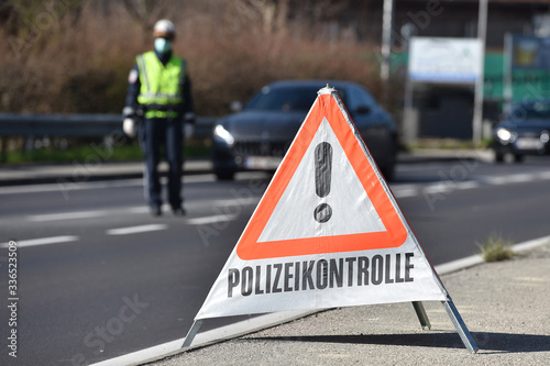 Corona-Krise - Polizei-Kontrollen - Die Ausgangsbeschränkungen werden in Österreich von der Polizei kontrolliert (Bezirk Gmunden, Oberösterreich, Österreich)  photo