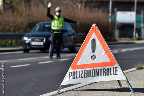 Corona-Krise - Polizei-Kontrollen - Die Ausgangsbeschränkungen werden in Österreich von der Polizei kontrolliert (Bezirk Gmunden, Oberösterreich, Österreich)  photo