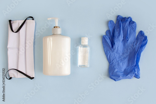 Przedmioty służące do ochrony przed koronawirusem: maseczka, mydło w płynie, żel do dezynfekcji i gumowe rękawiczki photo