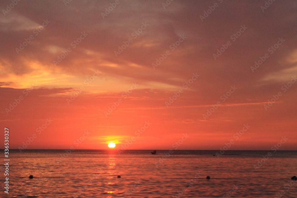 sol rojo en el horizonte del océano