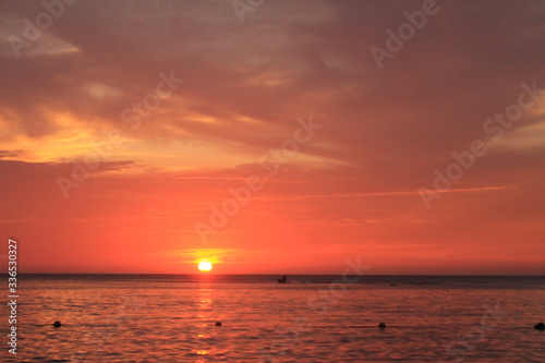 sol rojo en el horizonte del océano © BryanCamilo