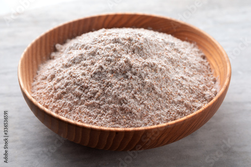 Foto Ciotola di farina biologica integrale di grano duro