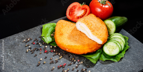 Canvas-taulu Cordon bleu chicken on salad