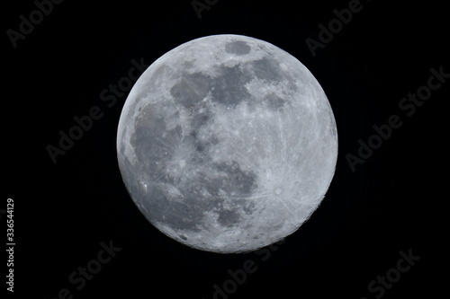 2020年20時18分　月齢14.08
満月1日前ですが、月が大きく見えるスーパームーンの月で大気の状態もよくとてもきれいな月でした。