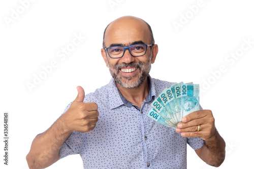 Homem recebe R$ 600, 00 de auxilio emergencial - Saque de dinheiro em cédulas de 100  photo