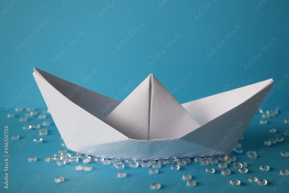 Obraz premium Barca di carta bianca in stile giapponese origami