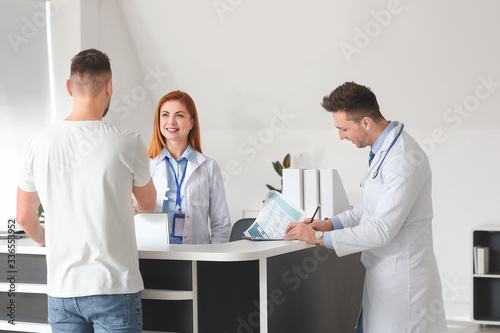 Female medical assistant wi...