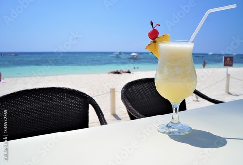 Wallpaper Mural アローナビーチで飲むピニャコラーダ Torontodigital.ca