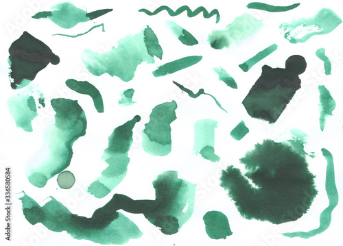 Texturas de diferentes trazos y efectos de acuarela verde sobre papel blanco 