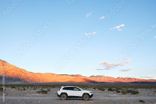 Quadro su tela jeep cherokee trailhawk driving on 4x4 off road trail in the desert