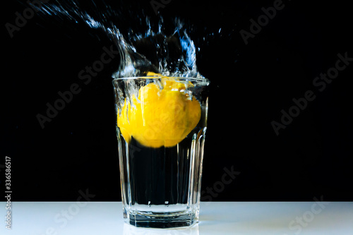 Zitrone Wasserglas Splash