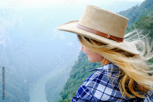 Fotografija Mexico Canyon Sumidero A girl in a beige hat looks at a green canyon with a rive