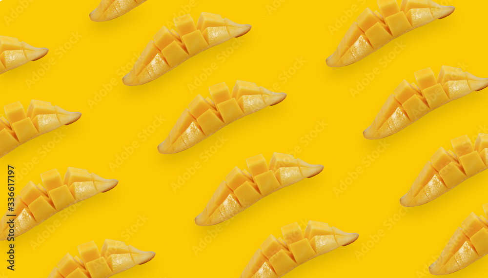 Fototapeta premium Ripe mangoes on a yellow background