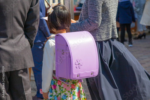 入学式に向かうランドセルをしょった新一年生の列 photo