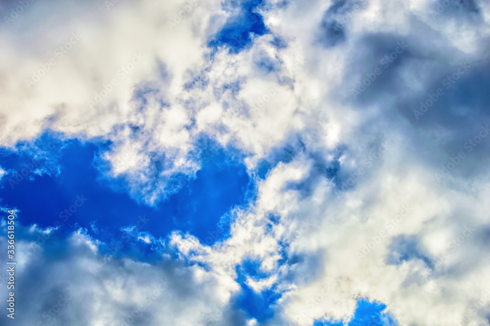 Obraz premium White clouds in Sunny weather