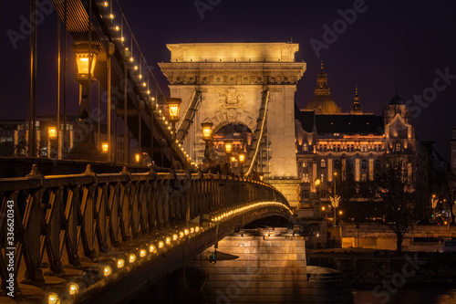 Obraz na płótnie The Szechenyi Chain Bridge (Budapest, Hungary) at winter night w salonie