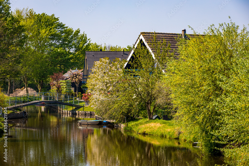 Obraz premium Kanal mit Brücke und Haus in Holland
