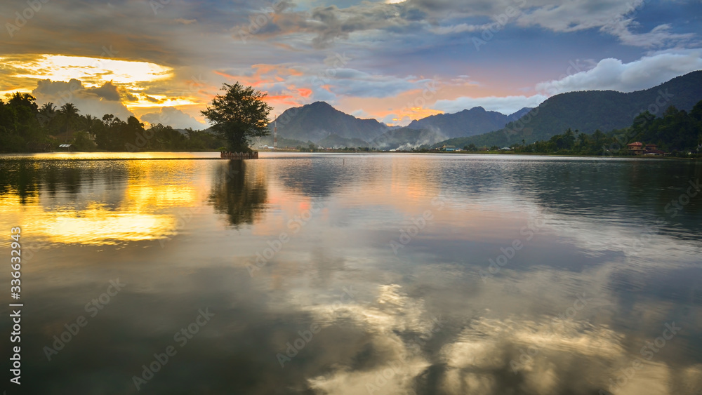 Fototapeta premium sunrise over the lake