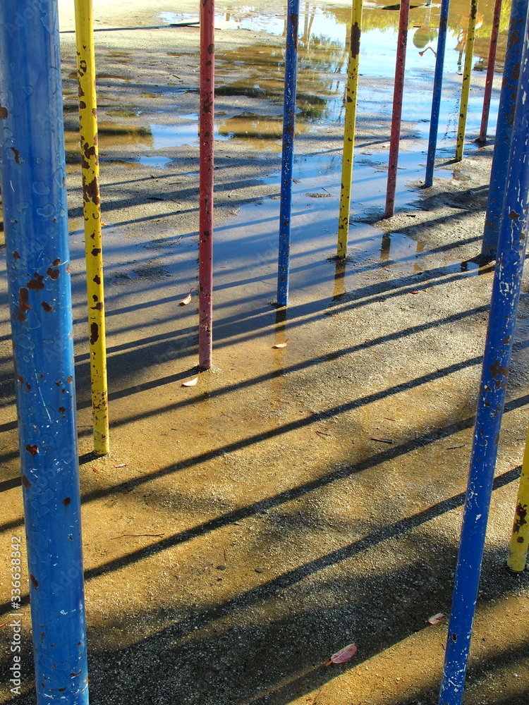 Fototapeta premium 遊具のある雨上がりの春の公園風景
