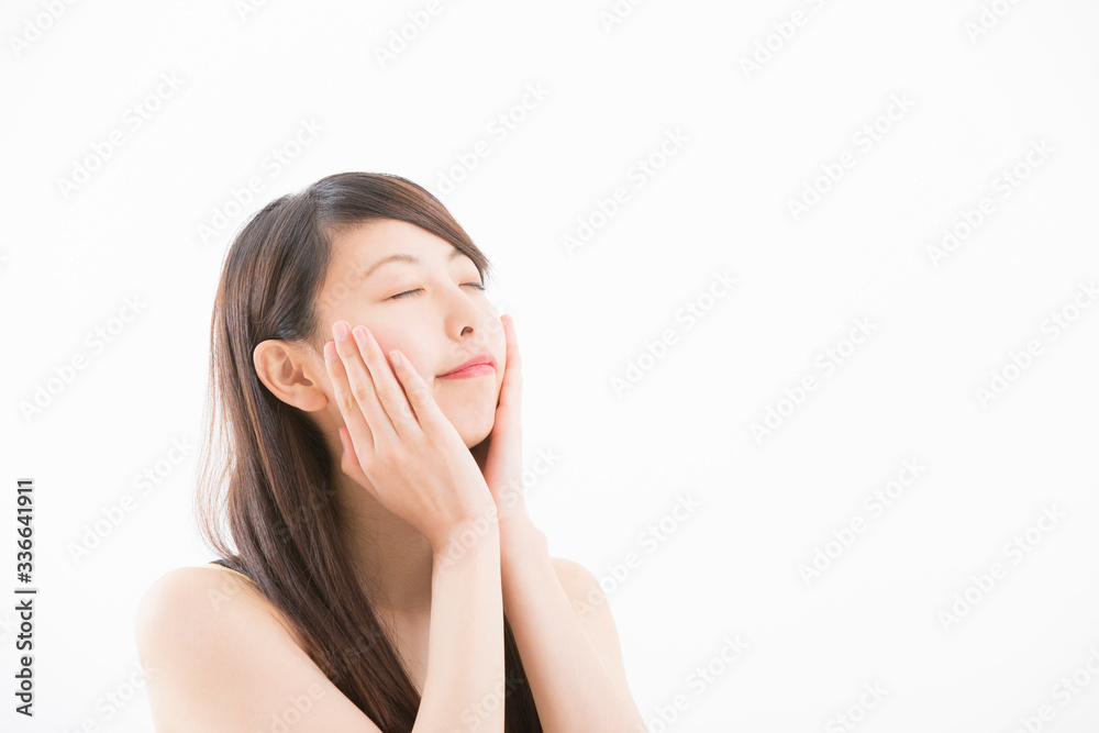 スキンケアをする女性 スキンケアをする女性