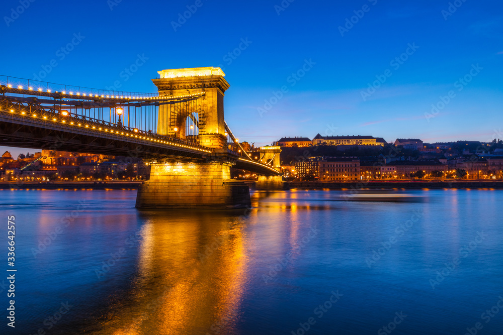 Fototapeta premium Famous Chain bridge over Danune river view at sunset