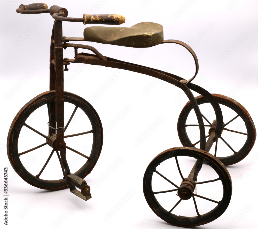 Tricycle ancien jouet en fer Photos | Adobe Stock