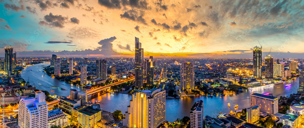 Naklejka premium Widok z lotu ptaka Panoramę Bangkoku i wieżowiec na Sathorn Road biznesowych i finansowych w centrum Bangkoku, Panorama mostu Taksin nad rzeką Menam, Bangkok, Tajlandia o zachodzie słońca.
