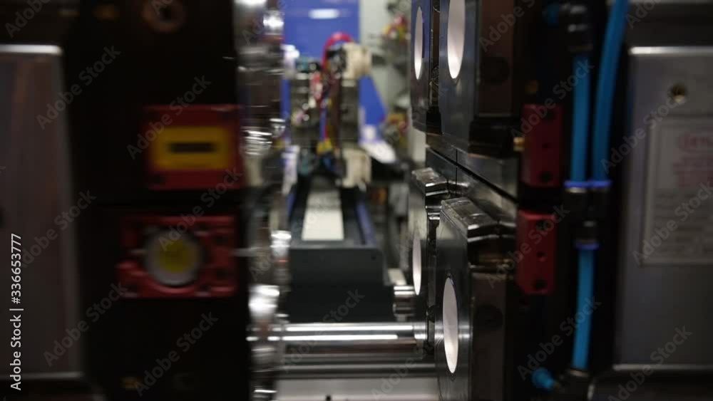 Automatic press for the production of plastic products.