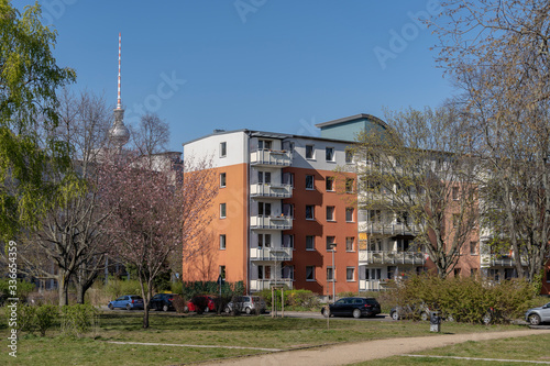 Berliner Wohngebiet Luisenstadt an einem sonnigen Frühlingstag mit Fernsehturm im Hintergrund