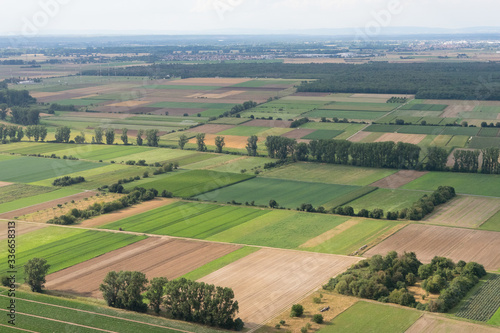 Luftbild: Felder und Wiesen-Landschaft an der hessischen Bergstrasse © tina7si