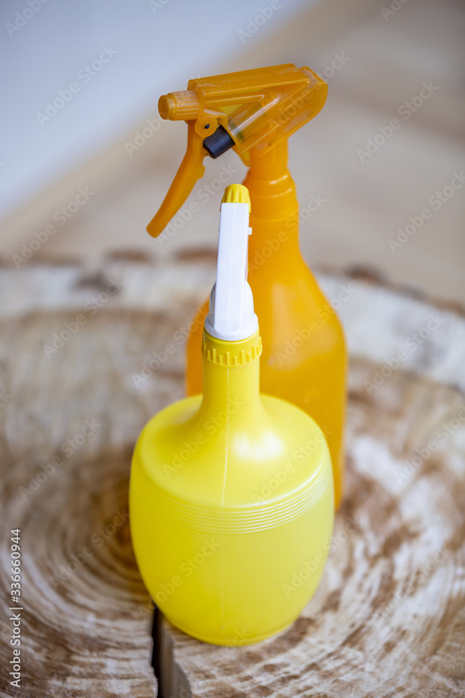 Plastic sprayer for antiseptics, antimicrobial mixtures and cleaning fluids Plastic sprayer for antiseptics, antimicrobial mixtures and cleaning fluids